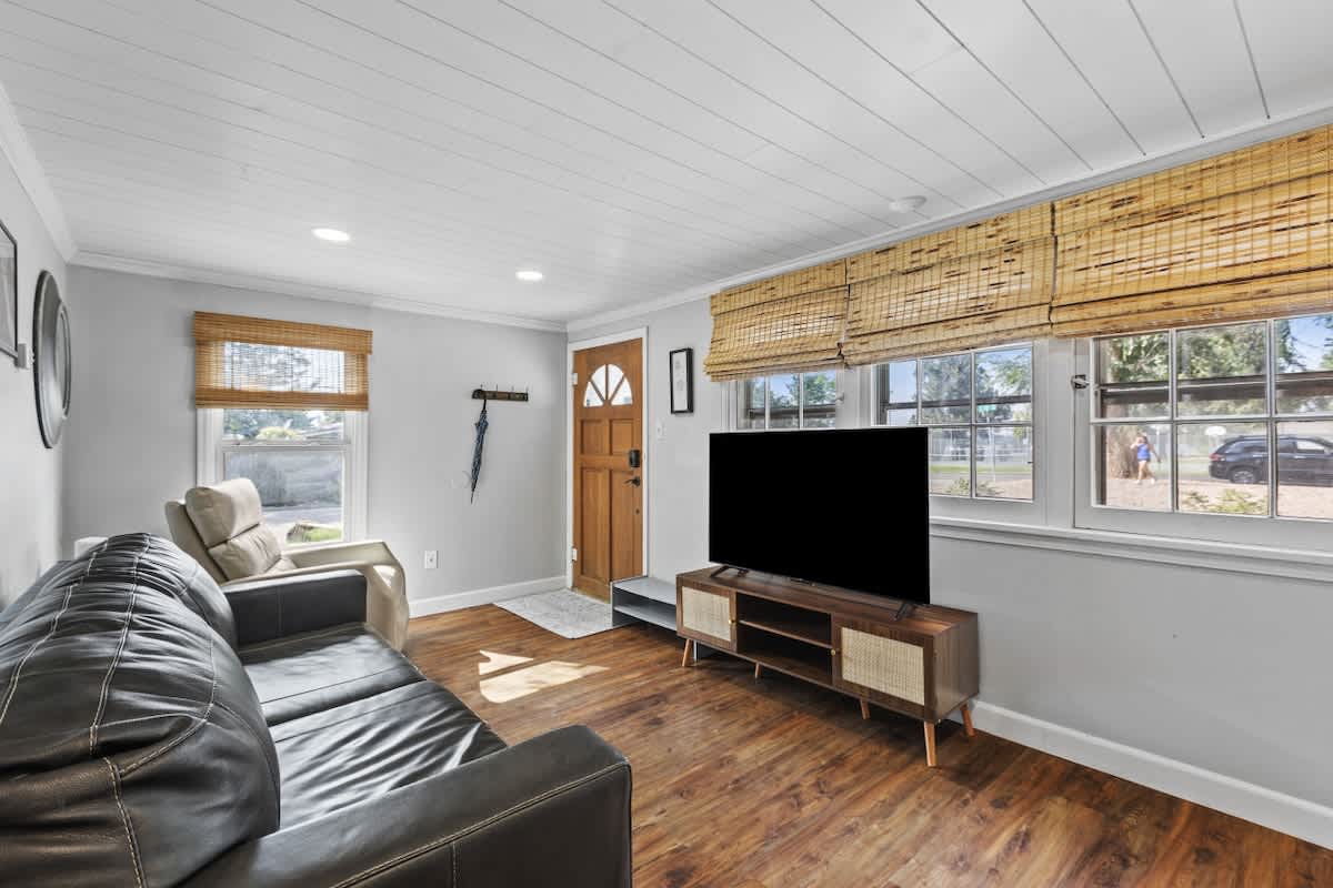 Secluded Lakeside Retreat w/ Hot Tub