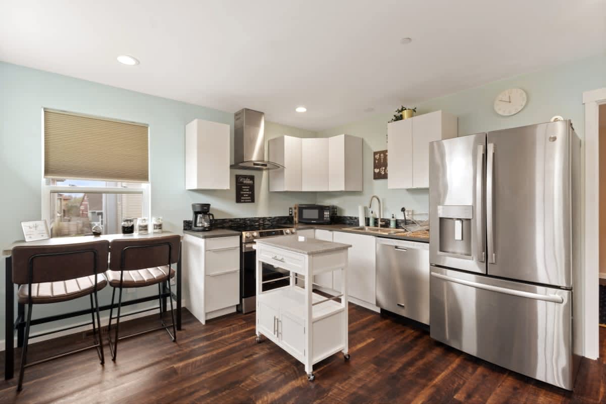 Bright, Beautiful & Dog Friendly Steps to Old Town