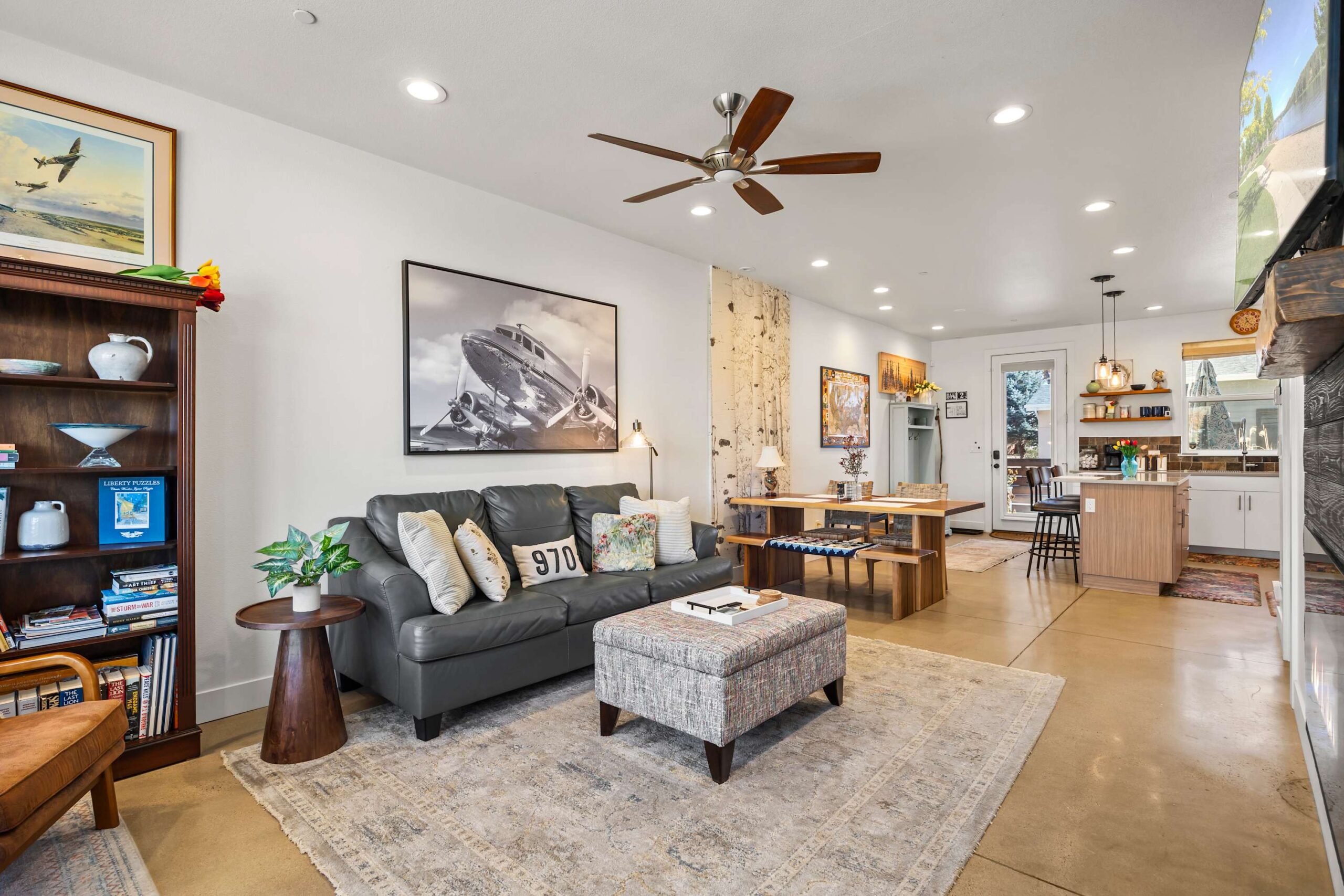 Colorado Classic w 77″ HDTV | No Chores for Guests