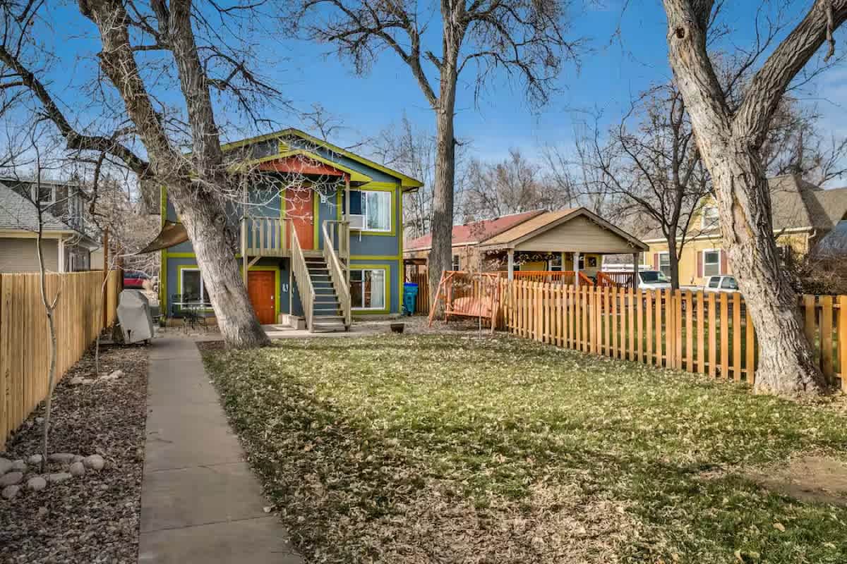 Old Town Putting Green – King bed comfort