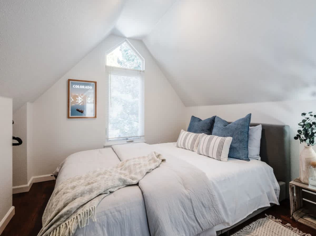 Cozy Little Studio Above Garage & Next To Downtown