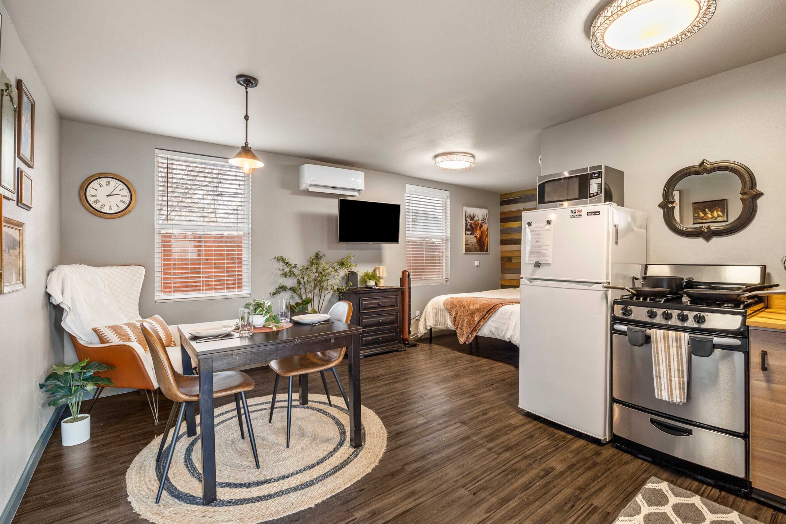 Cozy Little Studio Above Garage & Next To Downtown