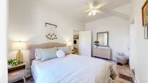 Quaint Victorian Duplex 1/4 mile to Old Town SQ