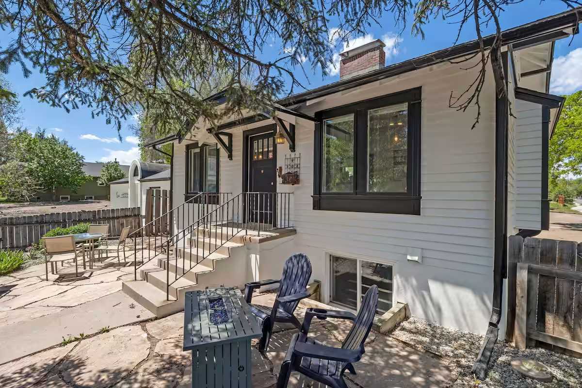 Homey Hot Tub Retreat • Walk to Old Town • Dogs